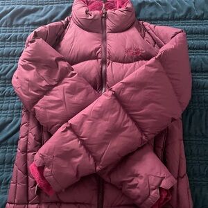 Women’s mountain Hardwear Puffer Jacket - Berry. Small